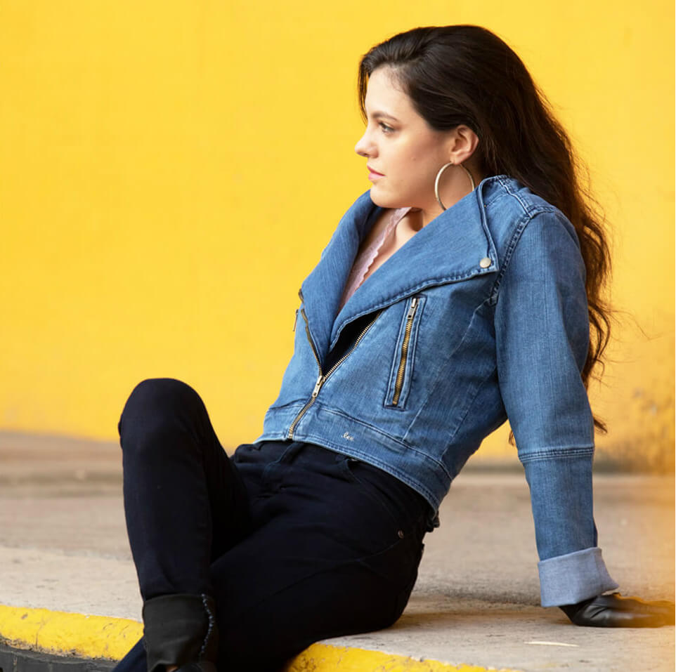 Gina Récamier a sus 21 años comienza de gira con Aleks Syntek y trabaja en su propio material.